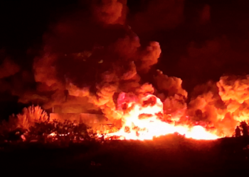 Arde tiradero de llantas en el relleno sanitario; servicios de emergencia atienden el incendio