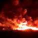Arde tiradero de llantas en el relleno sanitario; servicios de emergencia atienden el incendio