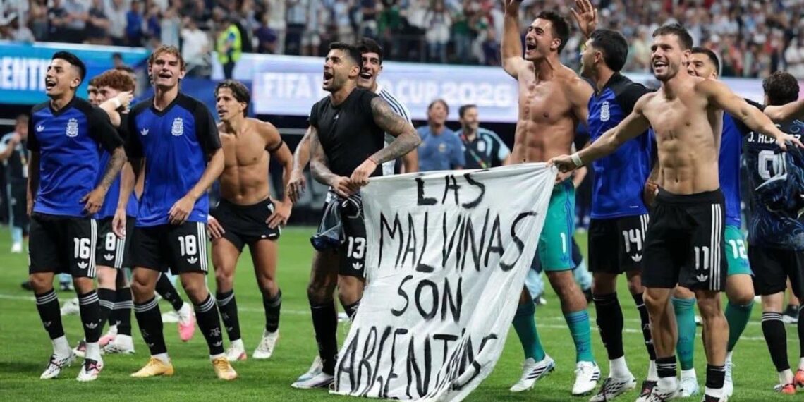 Reino Unido pide investigar pancarta de Argentina sobre las Islas Malvinas