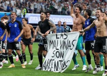 Reino Unido pide investigar pancarta de Argentina sobre las Islas Malvinas