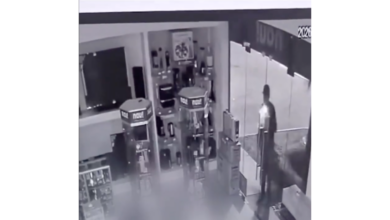 Asalto a tienda de celulares deja pérdidas por 300 mil pesos en plaza comercial de Juárez