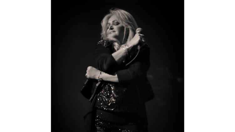 Mue.re Bonnie Tyler a los 75 años; deja un legado imborrable en la música