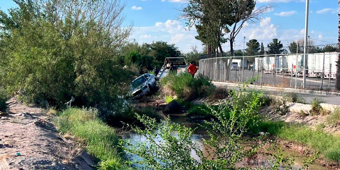 Dodge Charger cae a canal de riego tras perder el control en la carretera al Porvenir
