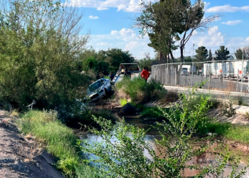 Dodge Charger cae a canal de riego tras perder el control en la carretera al Porvenir