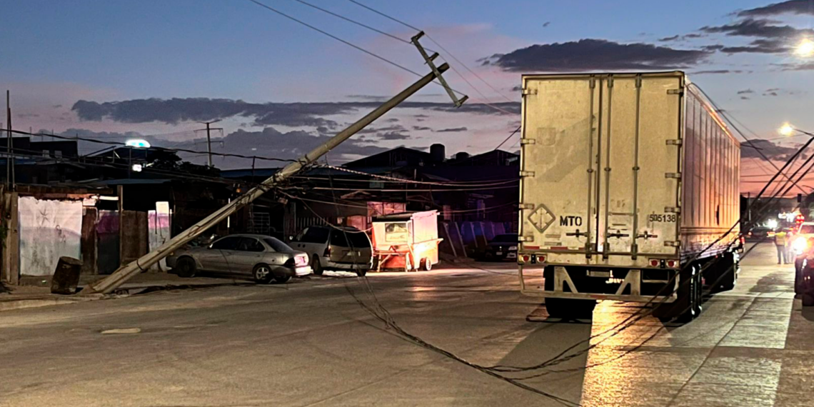 Tráiler derriba poste de alta tensión y deja sin electricidad a varias colonias en Ciudad Juárez