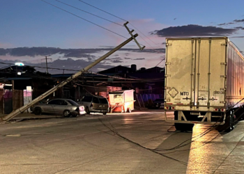 Tráiler derriba poste de alta tensión y deja sin electricidad a varias colonias en Ciudad Juárez