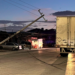 Tráiler derriba poste de alta tensión y deja sin electricidad a varias colonias en Ciudad Juárez