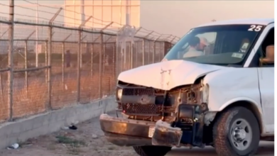 Camioneta termina incrustada en la malla del aeropuerto; choque provoca otro accidente por distracción