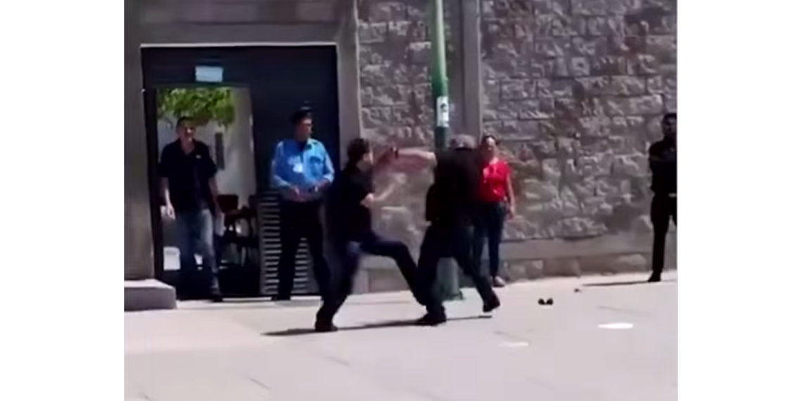 Captan pelea a golpes frente a la Fiscalía en Ciudad Juárez; ciudadanos cuestionan falta de intervención