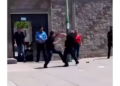 Captan pelea a golpes frente a la Fiscalía en Ciudad Juárez; ciudadanos cuestionan falta de intervención
