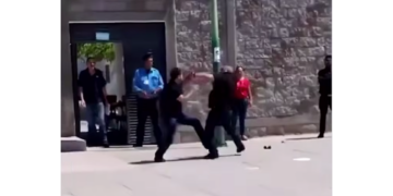 Captan pelea a golpes frente a la Fiscalía en Ciudad Juárez; ciudadanos cuestionan falta de intervención