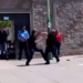 Captan pelea a golpes frente a la Fiscalía en Ciudad Juárez; ciudadanos cuestionan falta de intervención