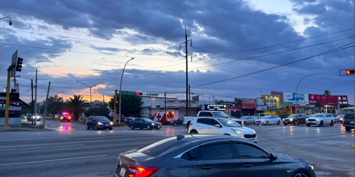 Choque entre rutera y automóvil provoca carambola de seis vehículos en Gómez Morín