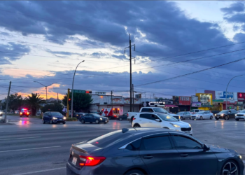 Choque entre rutera y automóvil provoca carambola de seis vehículos en Gómez Morín