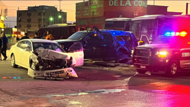 Omite alto y provoca aparatosa volcadura en el Centro de la ciudad