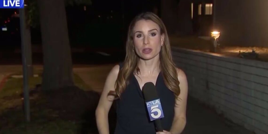 Conductora sorprende al mantener la calma mientras una cucaracha le camina por el cuerpo en plena transmisión en vivo