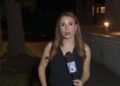 Conductora sorprende al mantener la calma mientras una cucaracha le camina por el cuerpo en plena transmisión en vivo