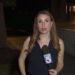Conductora sorprende al mantener la calma mientras una cucaracha le camina por el cuerpo en plena transmisión en vivo