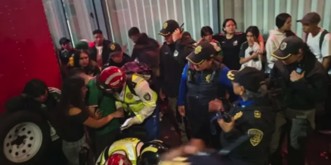 Mueren dos aficionados durante festejos por el triunfo de México en la CDMX; investigan las causas