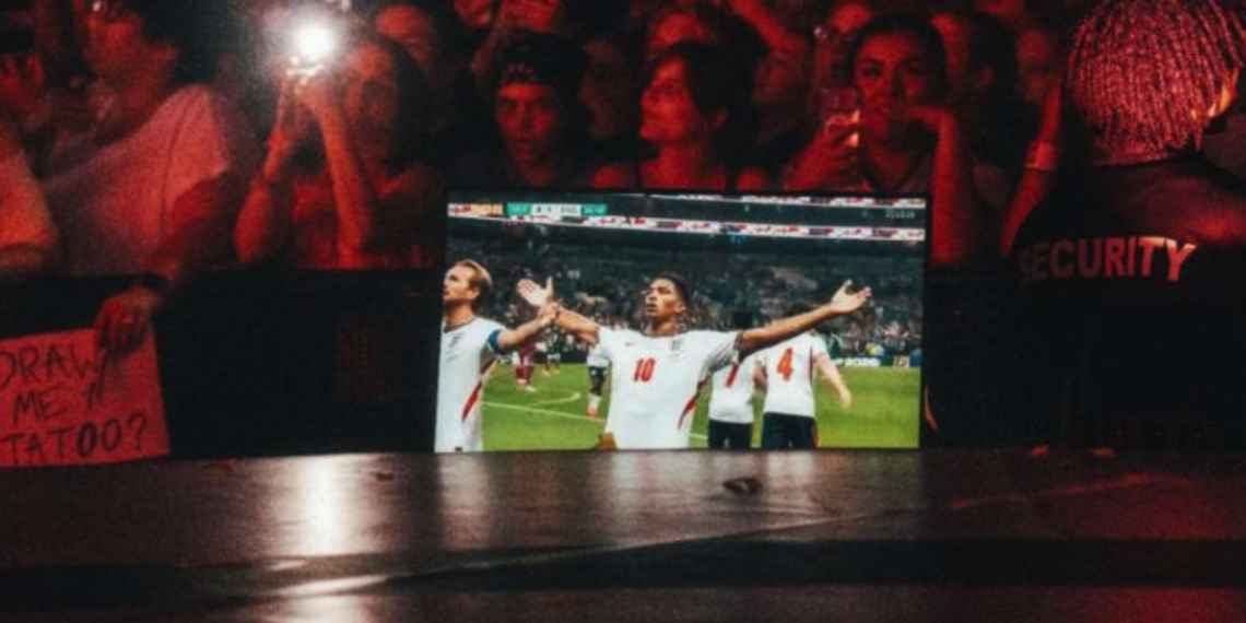 Louis Tomlinson responde a críticas tras apoyar a Inglaterra durante partido ante México