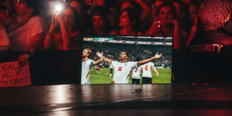 Louis Tomlinson responde a críticas tras apoyar a Inglaterra durante partido ante México