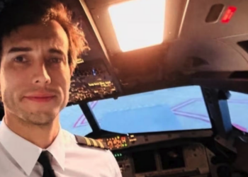 Piloto instructor mue.re tras lanzarse de una avioneta; alumna logra aterrizar la aeronave