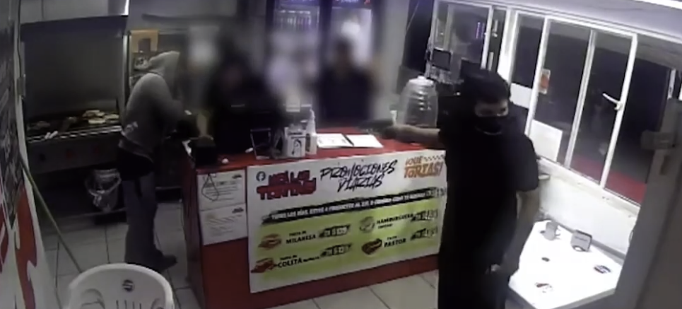 Cámaras de seguridad delatan a delincuentes: Cae violenta pareja de asaltantes de comercio en la colonia Eréndira