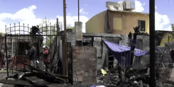 Padre e hija con discapacidad resultan lesionados tras incendio que consumió tres viviendas