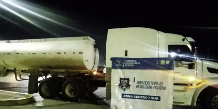 Detienen a tres hombres con casi 28 mil litros de combustible ilegal en Chihuahua