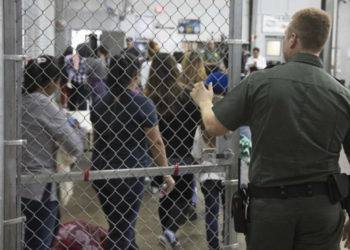 Denuncian presuntos abusos y golpizas en centro de detención de migrantes en Texas