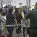 Denuncian presuntos abusos y golpizas en centro de detención de migrantes en Texas