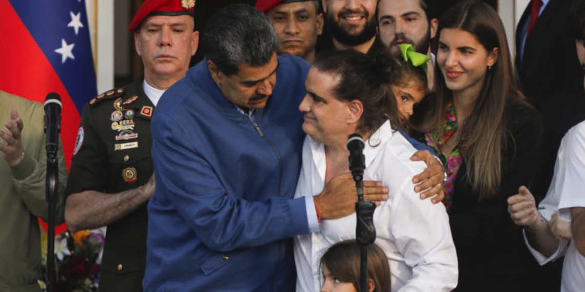 Juez de EE. UU. ordena pagar 314 millones de dólares a tres estadounidenses tor.turados en Venezuela