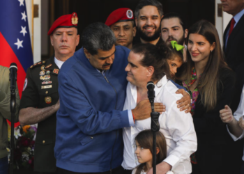 Juez de EE. UU. ordena pagar 314 millones de dólares a tres estadounidenses tor.turados en Venezuela