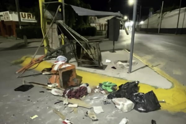 Conductor Destruye Puesto de Periódicos tras Accidente Vial