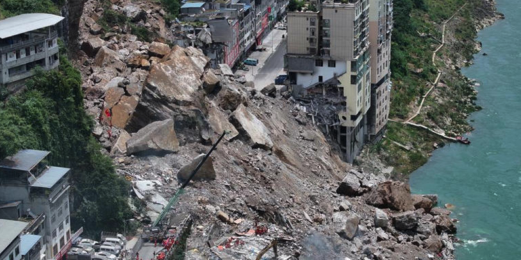 Deslizamiento de tierra en China deja desaparecidos y obliga a evacuar a más de mil personas