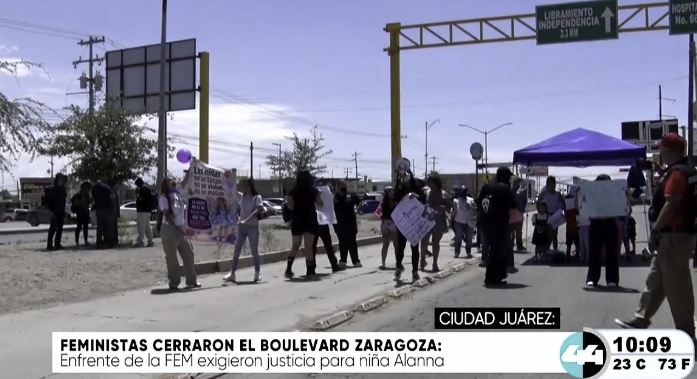 Grupos feministas bloquean el Boulevard Zaragoza en protesta frente a la FEM