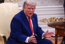 Juez bloquea temporalmente plan de Trump para retirar permisos de trabajo a migrantes