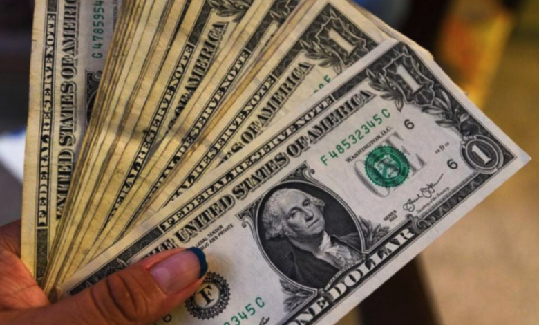 Dólar cierra en 17.52 pesos tras anuncio de nuevo arancel de Estados Unidos a México