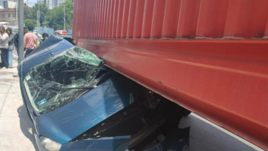 Tráiler aplasta auto con quinceañera y chambelanes; sobreviven al accidente