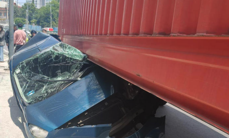 Tráiler aplasta auto con quinceañera y chambelanes; sobreviven al accidente