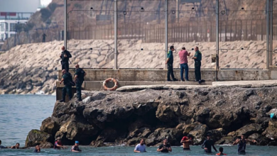 España despliega al Ejército ante la llegada masiva de migrantes a Ceuta