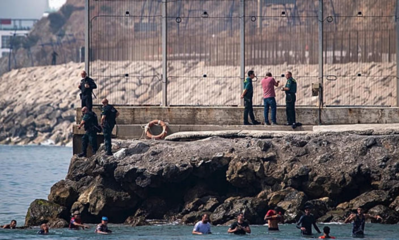 España despliega al Ejército ante la llegada masiva de migrantes a Ceuta