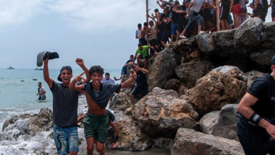 España reporta llegada masiva de migrantes a Ceuta y crece la preocupación en Europa