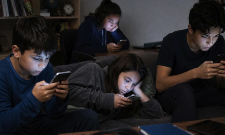 ¿Qué pasa en el cerebro cuando hay adicción al celular? Así afectan las redes sociales a niños y adolescentes