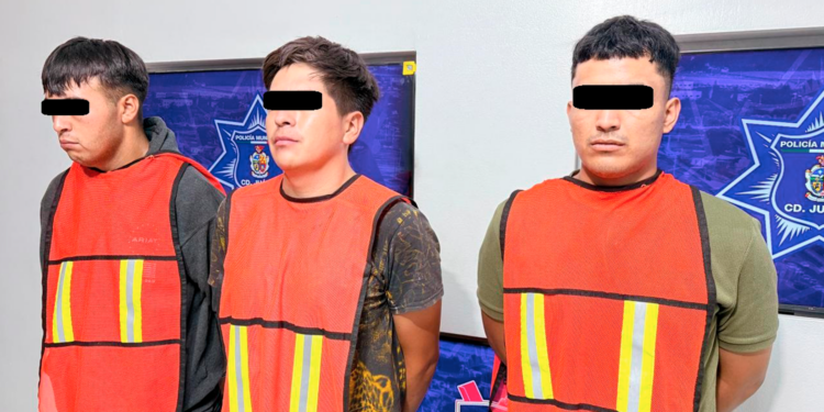 Detienen a tres hombres con vehículo con reporte de robo y droga en la colonia Manuel Valdez