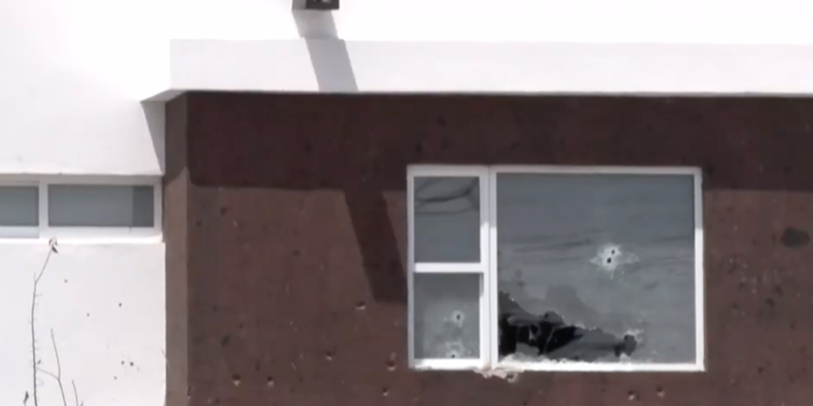 Atacan a bal.azos fachada de vivienda en Campos Elíseos; investigan posible advertencia
