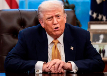 Trump defiende los retenes del ICE pese a la muerte de dos migrantes en operativos
