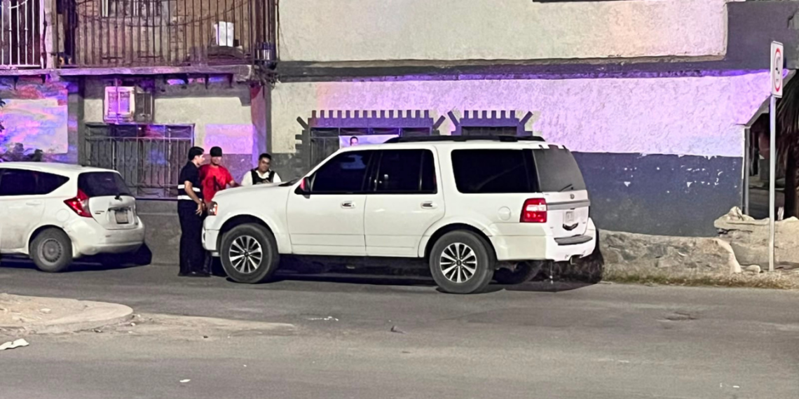 Expedition atropella a peatón en el centro; víctima es trasladada grave