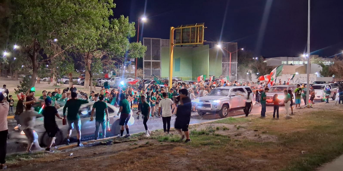 Aficionados celebran triunfo de la Selección Mexicana en la Megabandera de Ciudad Juárez