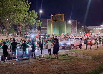 Aficionados celebran triunfo de la Selección Mexicana en la Megabandera de Ciudad Juárez
